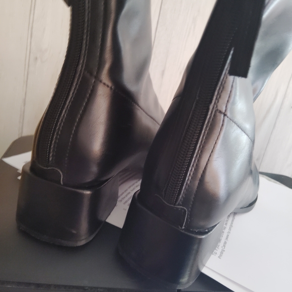 Elegant Black Ankle Boots - Picture 3 of 3
